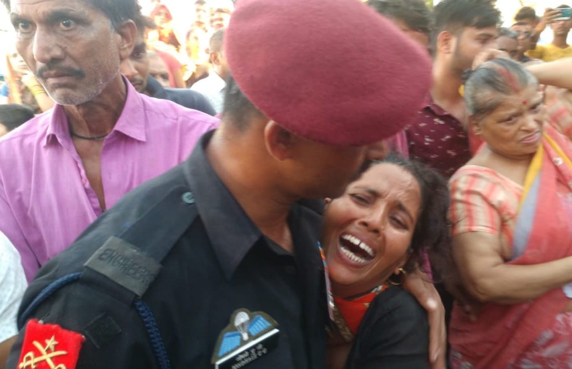 शहीद के परिजनों को सांत्वना देते अधिकारी।  संवाद