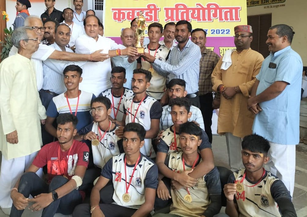 शामली सरस्वती विद्या मंदिर इंटर कॉलेज में प्रांतीय कबड्डी प्रतियोगिता के समापन पर विजयी टीम को ? शामली सरस्वती विद्या मंदिर इंटर कॉलेज में प्रांतीय कबड्डी प्रतियोगिता के समापन पर विजयी टीम को ?