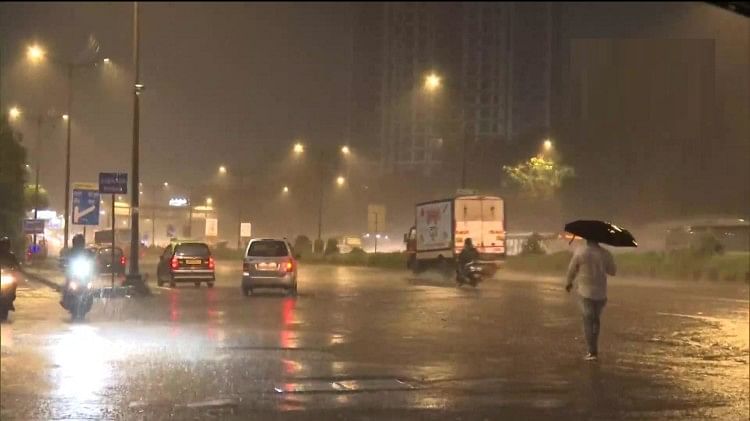 Maharashtra Rain: मुंबई के कई इलाकों में देर रात जमकर हुई बारिश, कई जगह जलभराव