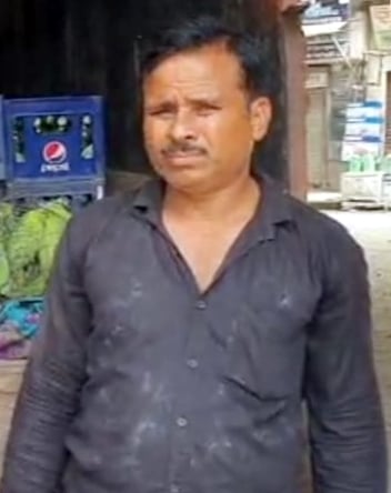 बिजनौर में वन विभाग की टीम द्वारा पकड़ा गया तोते बेचने वाला आरोपी। बिजनौर में वन विभाग की टीम द्वारा पकड़ा गया तोते बेचने वाला आरोपी।