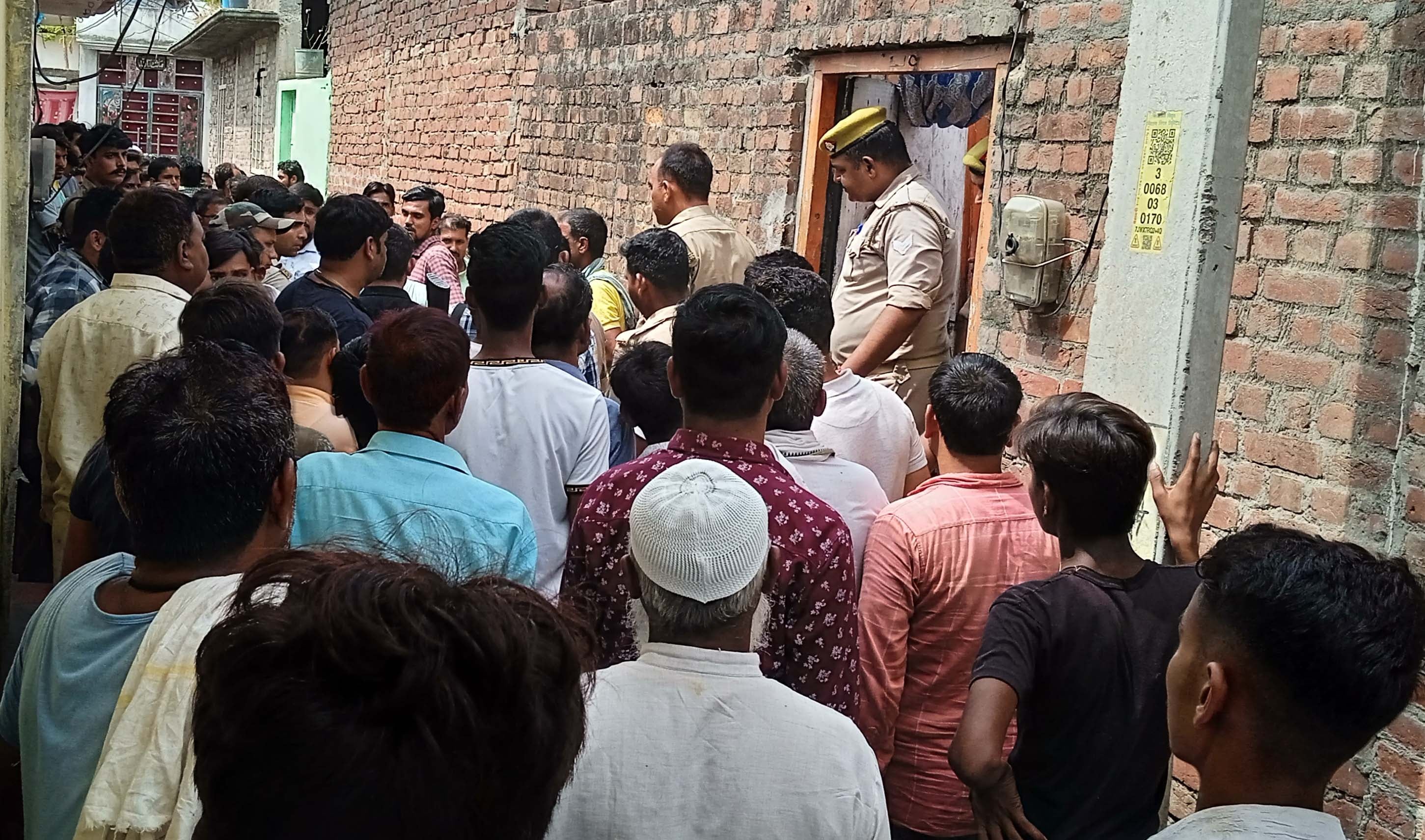 बीसलपुर के मोहल्ला ग्यासपुर में मृतक के दरवाजे पर लगी भीड़। संवाद बीसलपुर के मोहल्ला ग्यासपुर में मृतक के दरवाजे पर लगी भीड़। संवाद