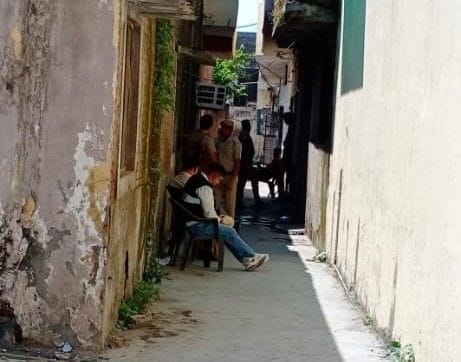 एनआईए की छापेमारी के दौरान गैंगस्टर काला राणा के घर के बाहर तैनात पुलिस