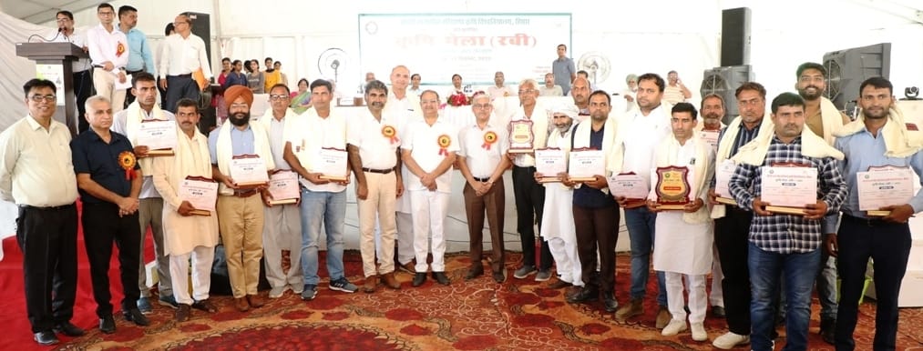 हिसार- एचएयू के कृषि मेले में प्रगतिशील किसानों को सम्मानित करते कुलपति प्रो. बीआर कांबोज, लुवास ? हिसार- एचएयू के कृषि मेले में प्रगतिशील किसानों को सम्मानित करते कुलपति प्रो. बीआर कांबोज, लुवास ?