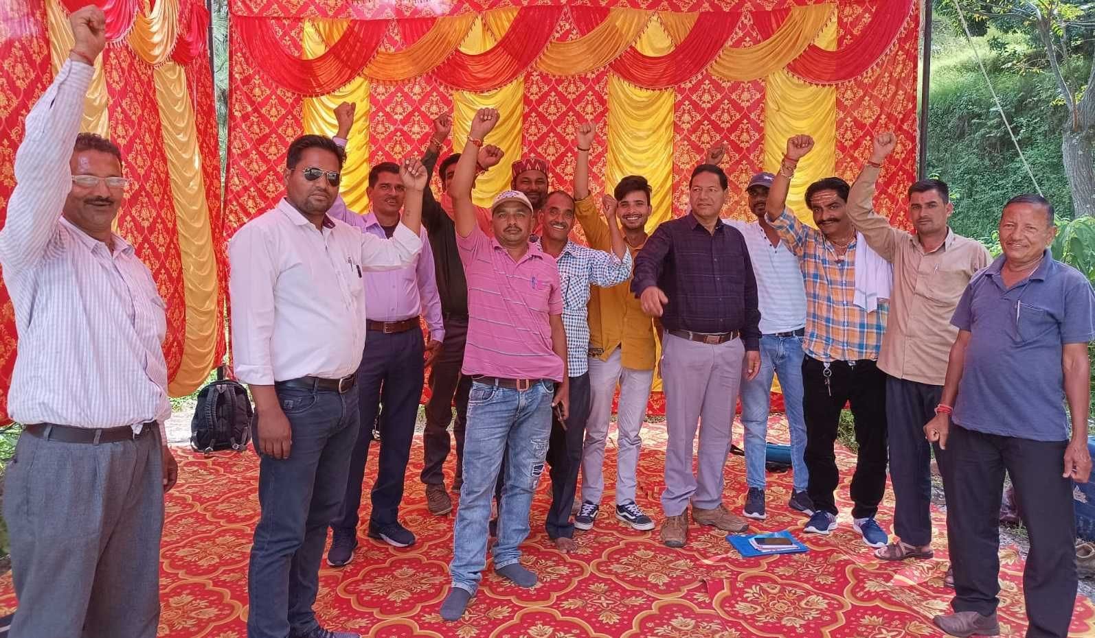  काफलीगैर में धरने के दौरान मांगों को लेकर नारेबाजी करते लोग। संवाद 