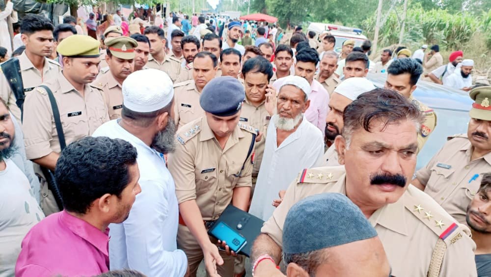 कैराना में कार से कुचलने पर पिता पुत्री की मौत के बाद जानकारी लेते सीओ अमरदीप मौर्य। कैराना में कार से कुचलने पर पिता पुत्री की मौत के बाद जानकारी लेते सीओ अमरदीप मौर्य।