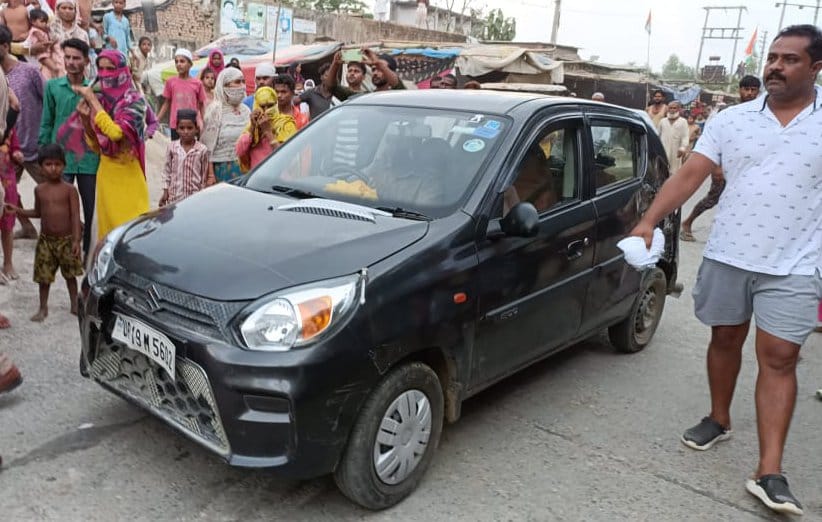 कैराना में नाहिद कॉलोनी के पास हादसे में पिता पुत्री की मौत के बाद कार को थाने ले जाती पुलिस। कैराना में नाहिद कॉलोनी के पास हादसे में पिता पुत्री की मौत के बाद कार को थाने ले जाती पुलिस।