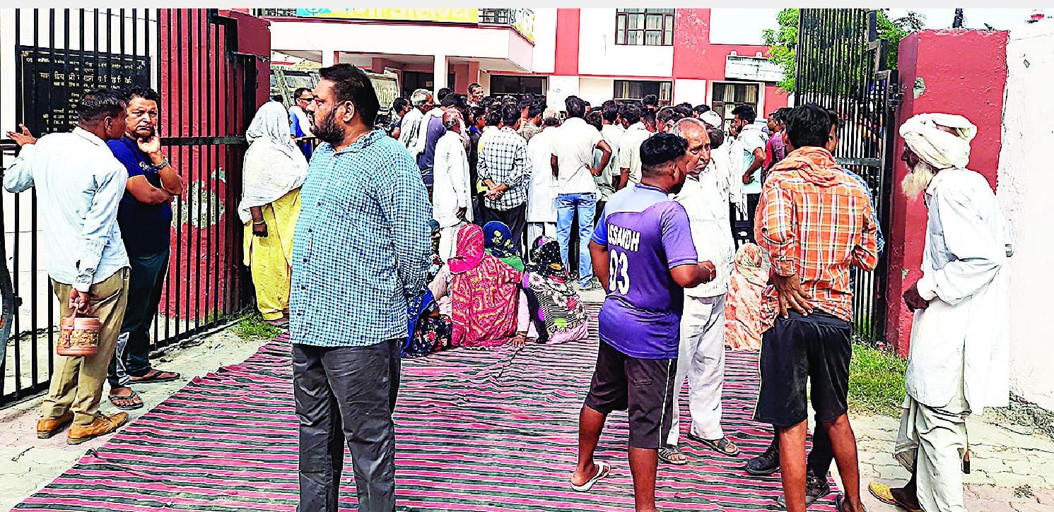 Laborer found hanging in the lock-up of Assandh police station Laborer found hanging in the lock-up of Assandh police station