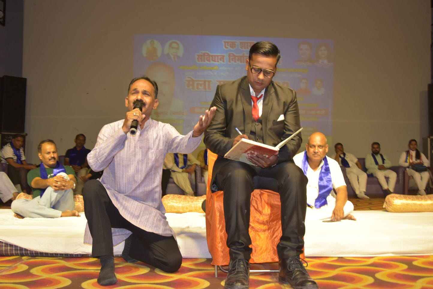 मेला गुघाल के तहत जनमंच में आयोजित एक शाम संविघान निर्माता के नाम कार्यक्रम में प्रस्तुति देते क?