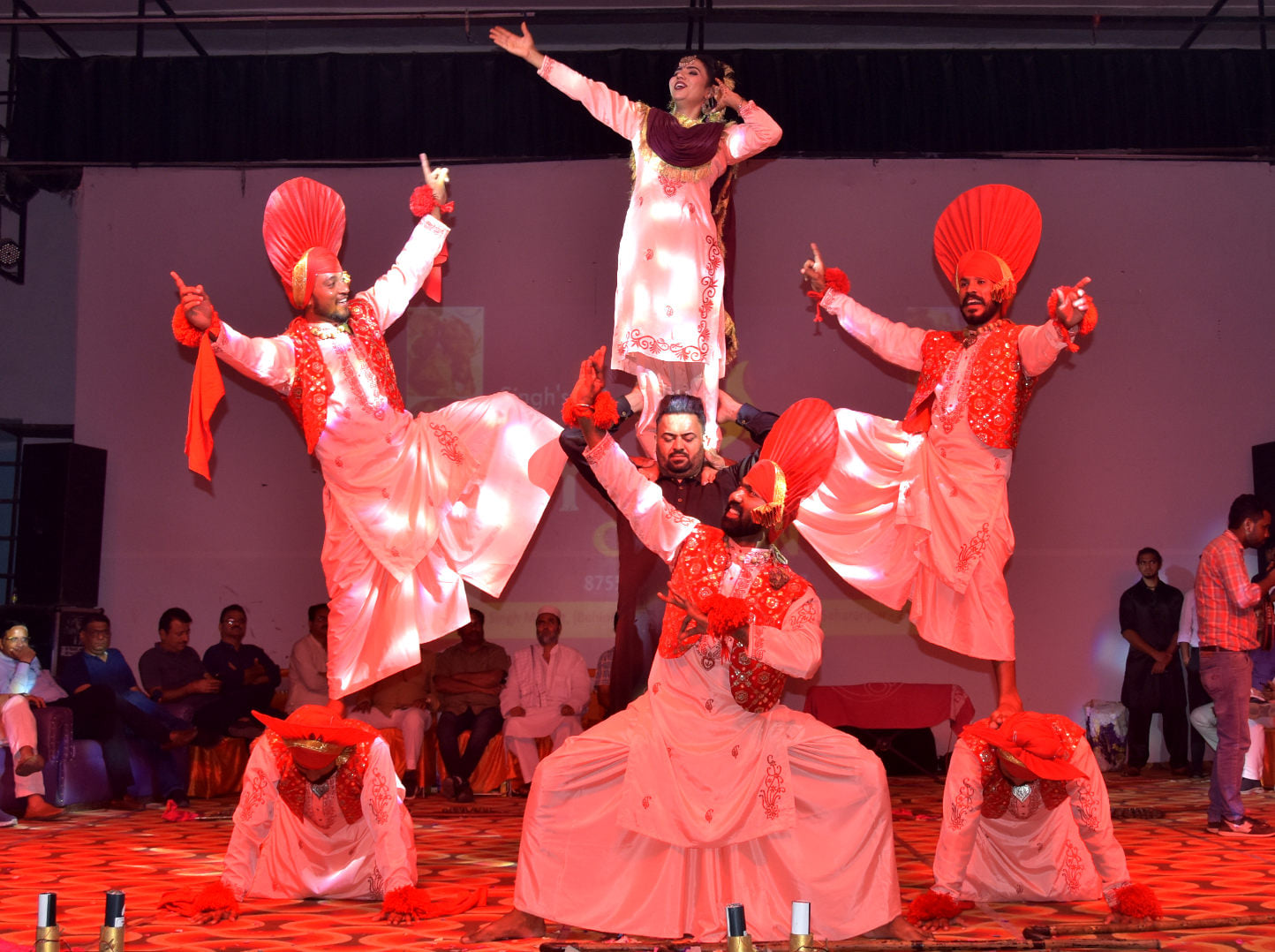 मेला गुघाल द्वारा जनमंच में आयोजित पंजाबी कवि दरबार में प्रस्तुति देते पंजाबी कलाकार मेला गुघाल द्वारा जनमंच में आयोजित पंजाबी कवि दरबार में प्रस्तुति देते पंजाबी कलाकार