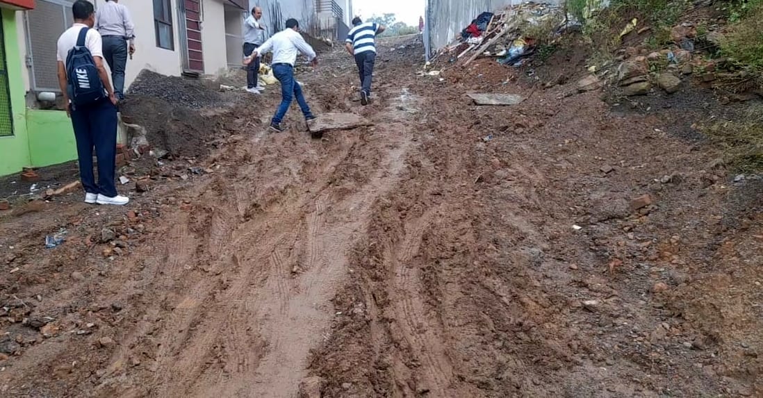 नाहन के वार्ड नंबर दो की शिव शक्ति कालोनी के खस्ताहालत संपर्क मार्ग से गुजरते कामकाजी लोग। संवाद नाहन के वार्ड नंबर दो की शिव शक्ति कालोनी के खस्ताहालत संपर्क मार्ग से गुजरते कामकाजी लोग। संवाद