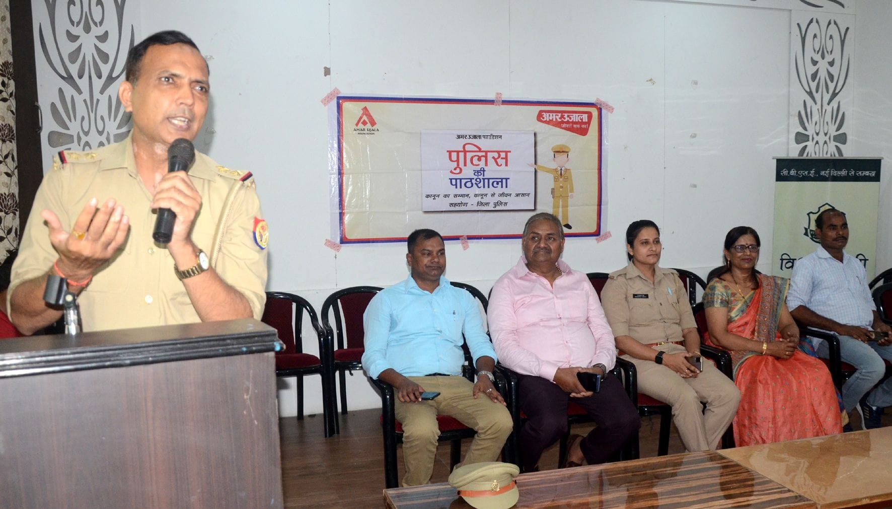 साइबर क्राइम के बारे में जागरूक करते एसआई समर पाल सिंह। साइबर क्राइम के बारे में जागरूक करते एसआई समर पाल सिंह।