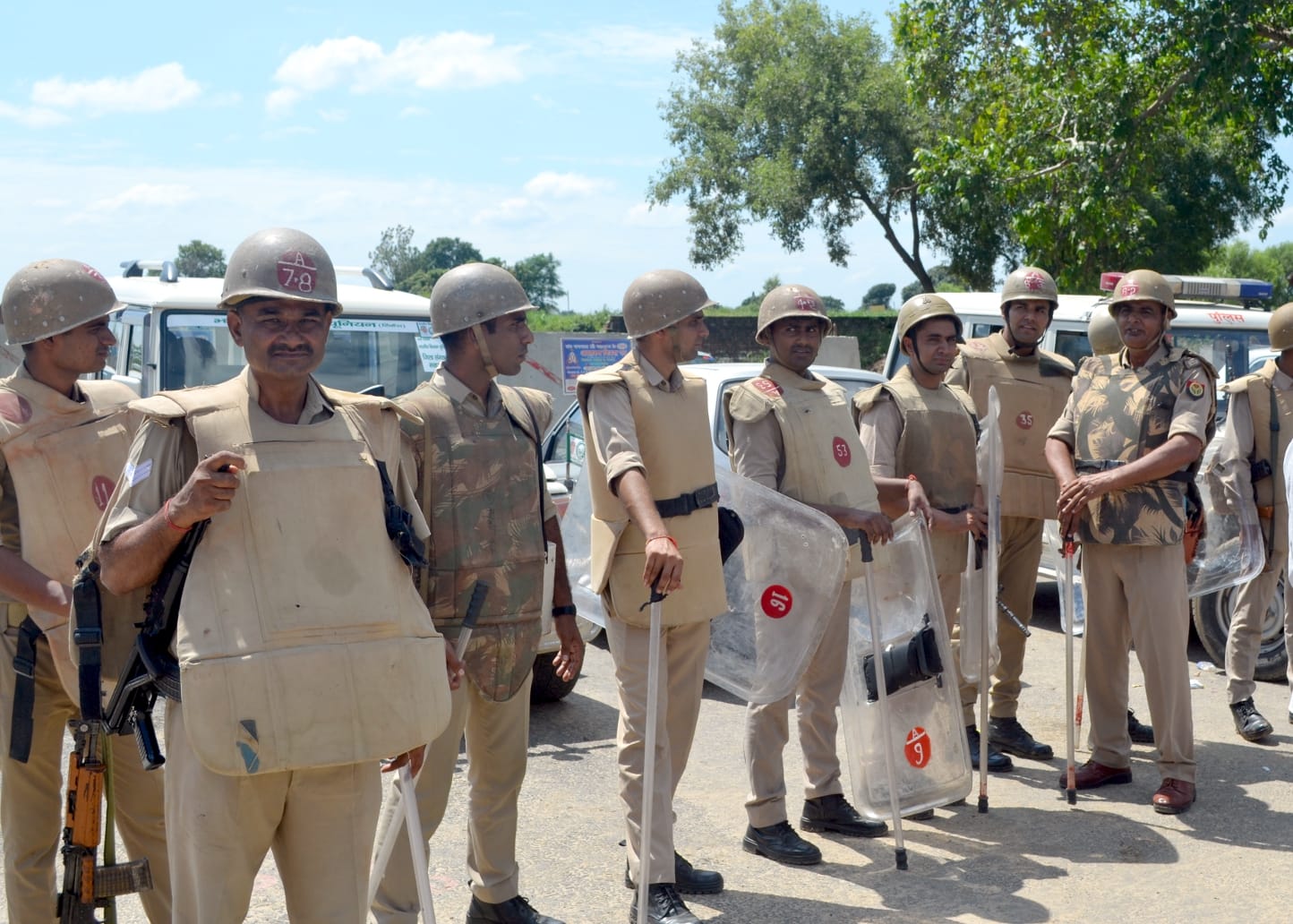 शामली कलक्ट्रेट के सामने किसानों के जाम के दौरान तैनात पुलिसकर्मी। शामली कलक्ट्रेट के सामने किसानों के जाम के दौरान तैनात पुलिसकर्मी।