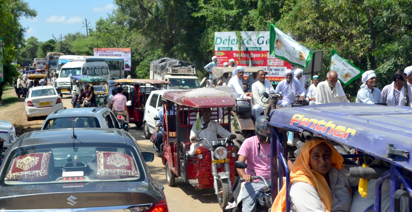 शामली में कलक्ट्रेट के सामने भाकियू के जाम के दौरान पानीपत-खटीमा हाईवे पर फंसे वाहन। शामली में कलक्ट्रेट के सामने भाकियू के जाम के दौरान पानीपत-खटीमा हाईवे पर फंसे वाहन।