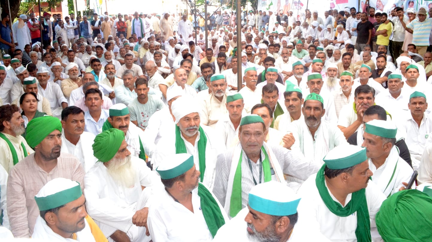 शामली में कलक्ट्रेट में किसानों के साथ धरने पर बैठे भाकियू प्रवक्ता राकेश टिकैत। शामली में कलक्ट्रेट में किसानों के साथ धरने पर बैठे भाकियू प्रवक्ता राकेश टिकैत।