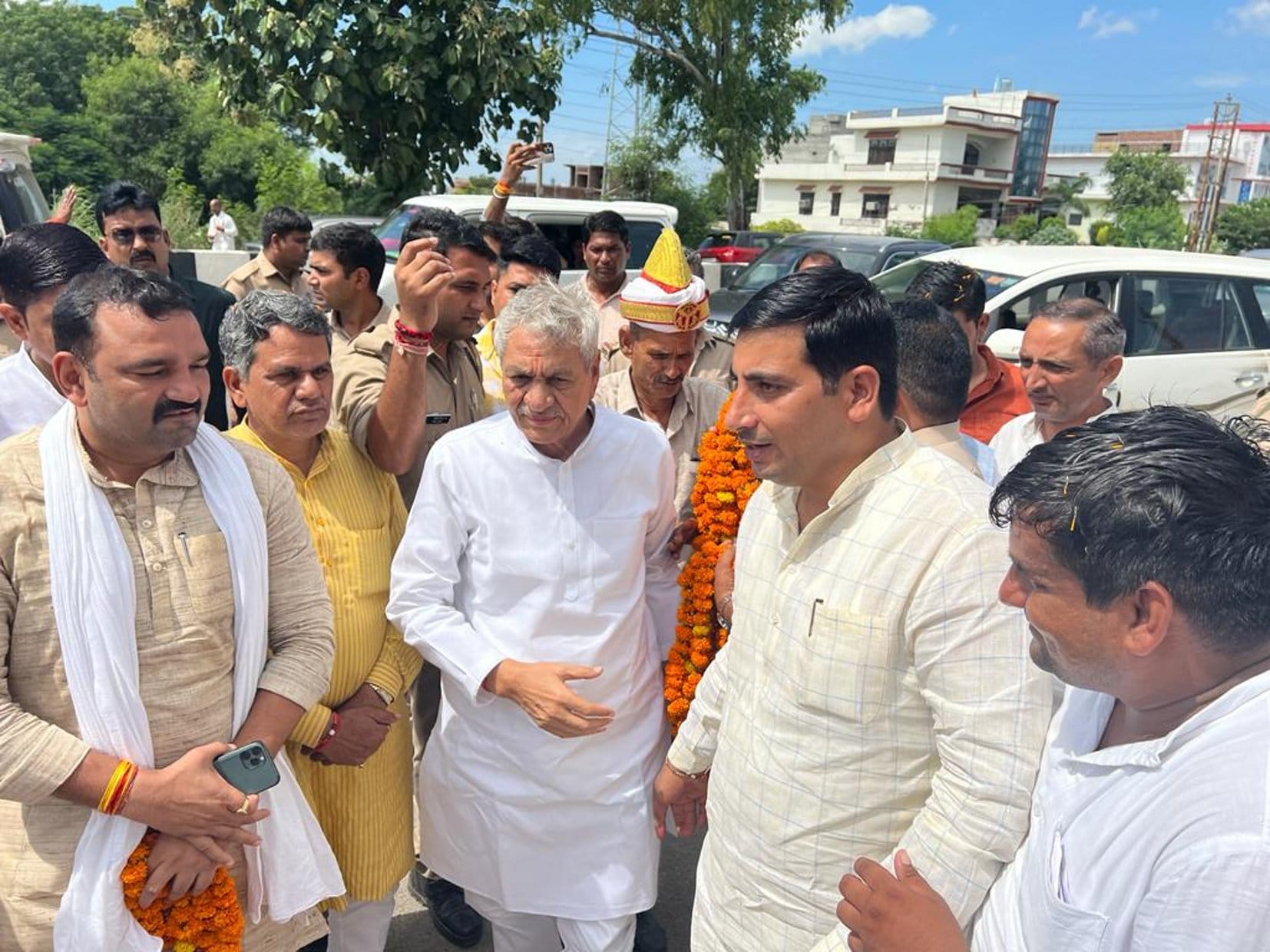 बागपत में गन्ना मंत्री लक्ष्मी नारायण का स्वागत करते विधायक योगेश धामा व जिलाध्यक्ष सूरजपाल गुर बागपत में गन्ना मंत्री लक्ष्मी नारायण का स्वागत करते विधायक योगेश धामा व जिलाध्यक्ष सूरजपाल गुर