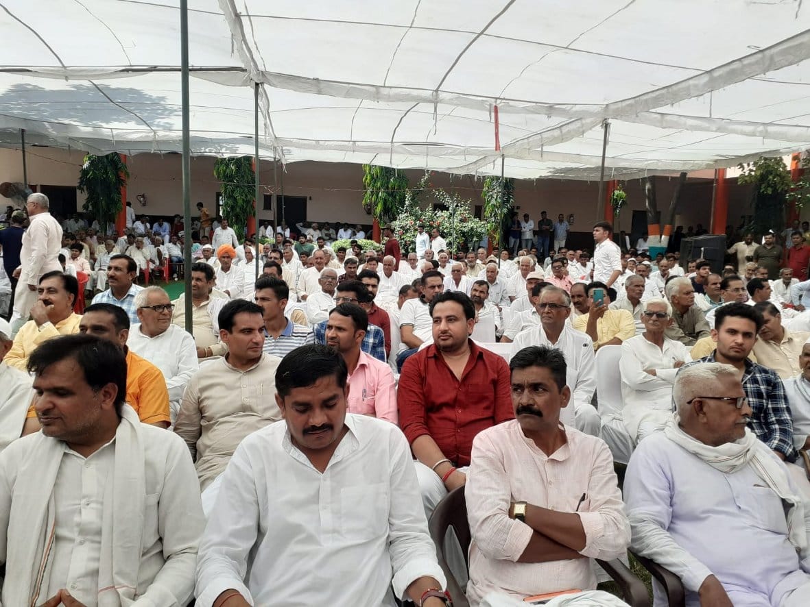 भड़ल गांव के देव पब्लिक स्कूल में आयोजित कार्यक्रम में भाग लेते ग्रामीण भड़ल गांव के देव पब्लिक स्कूल में आयोजित कार्यक्रम में भाग लेते ग्रामीण