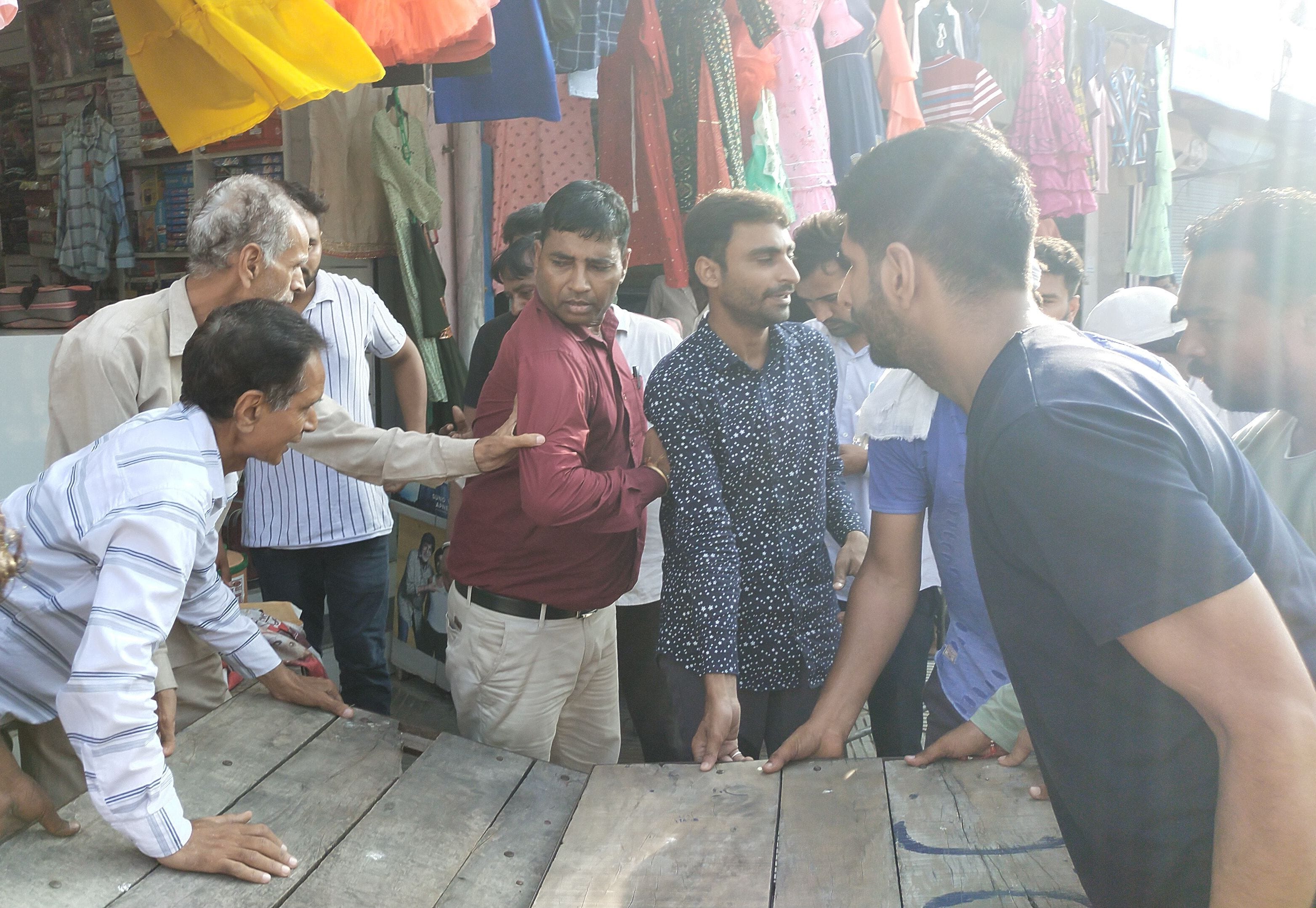 फतेहाबाद के हंस मार्केट में नप सीएसआई के साथ धक्का-मुक्की करते हुए दुकानदार।