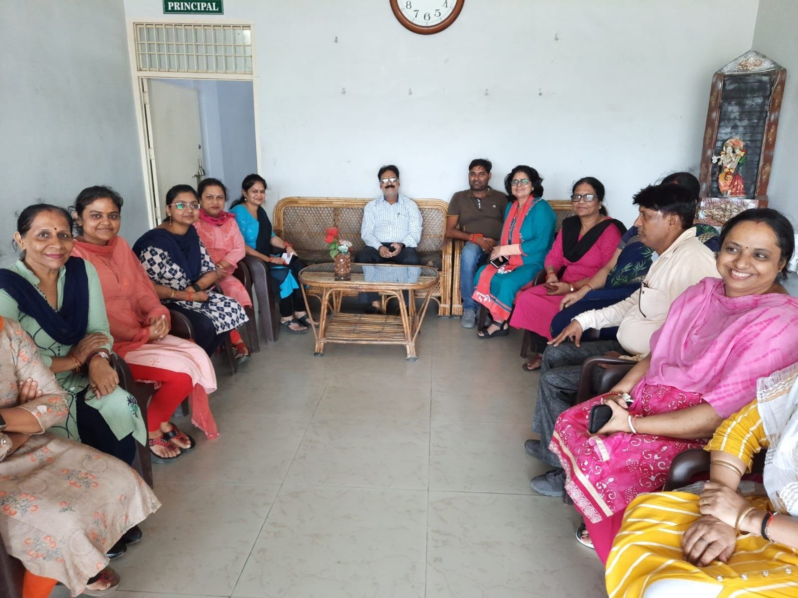 लार्ड कृष्णा पब्लिक स्कूल में हिंदी दिवस पर आयोजित गोष्ठी में मौजूद प्रधानाचार्य व शिक्षक-शिक्ष लार्ड कृष्णा पब्लिक स्कूल में हिंदी दिवस पर आयोजित गोष्ठी में मौजूद प्रधानाचार्य व शिक्षक-शिक्ष
