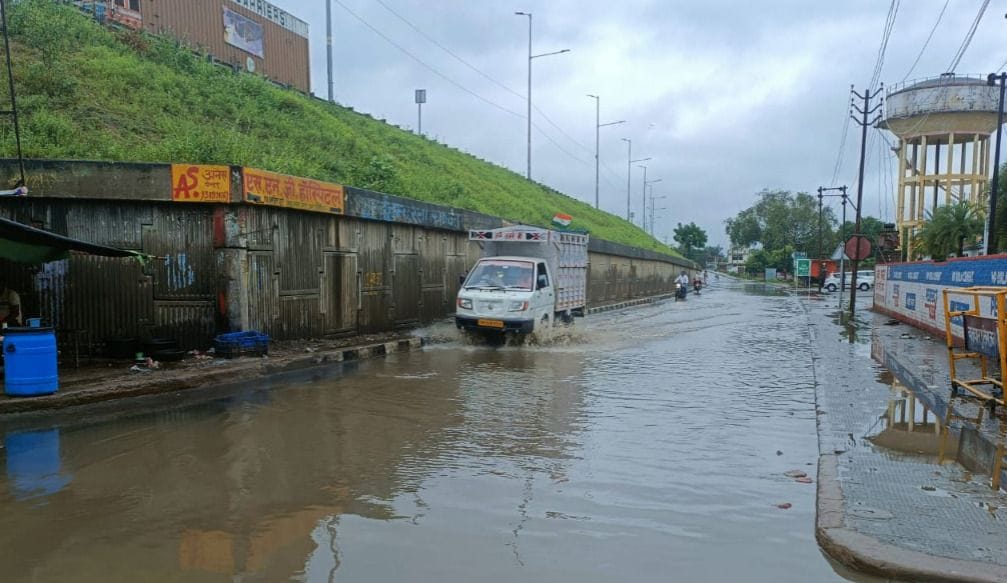 आईटीआई चौराहा से सर्विस रोड पर पानी को चीरते हुए आता लोडर। संवाद आईटीआई चौराहा से सर्विस रोड पर पानी को चीरते हुए आता लोडर। संवाद