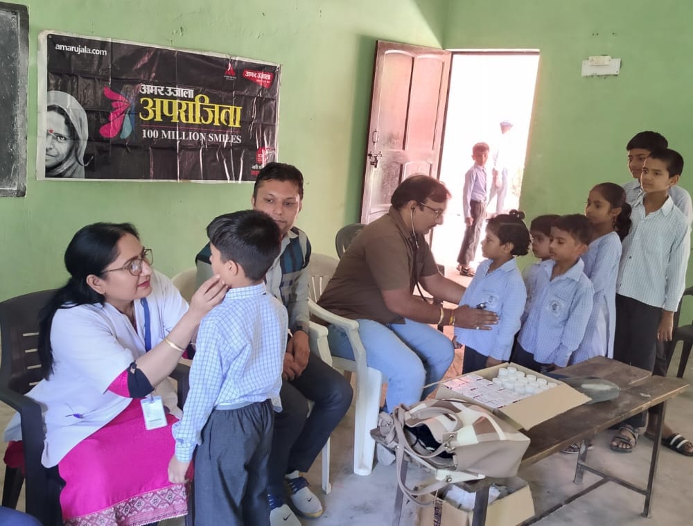 बच्चों की जांच करते चिकित्सक
