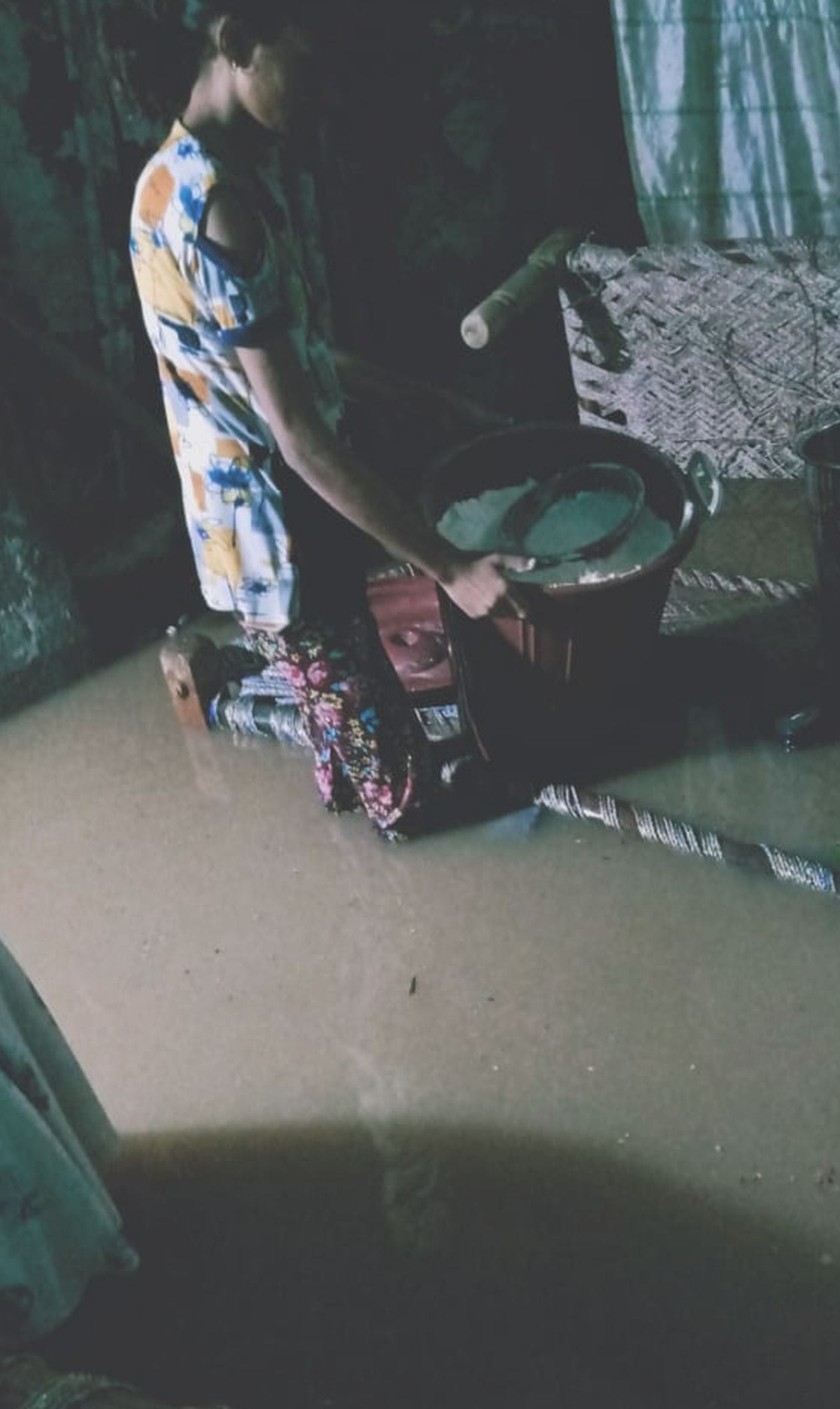 गांव अच्छेजा में नाले पर लगे बंद के कारण घर के अंदर घूसे नाले के पानी से सामान को बचाती बच्ची। संवा गांव अच्छेजा में नाले पर लगे बंद के कारण घर के अंदर घूसे नाले के पानी से सामान को बचाती बच्ची। संवा