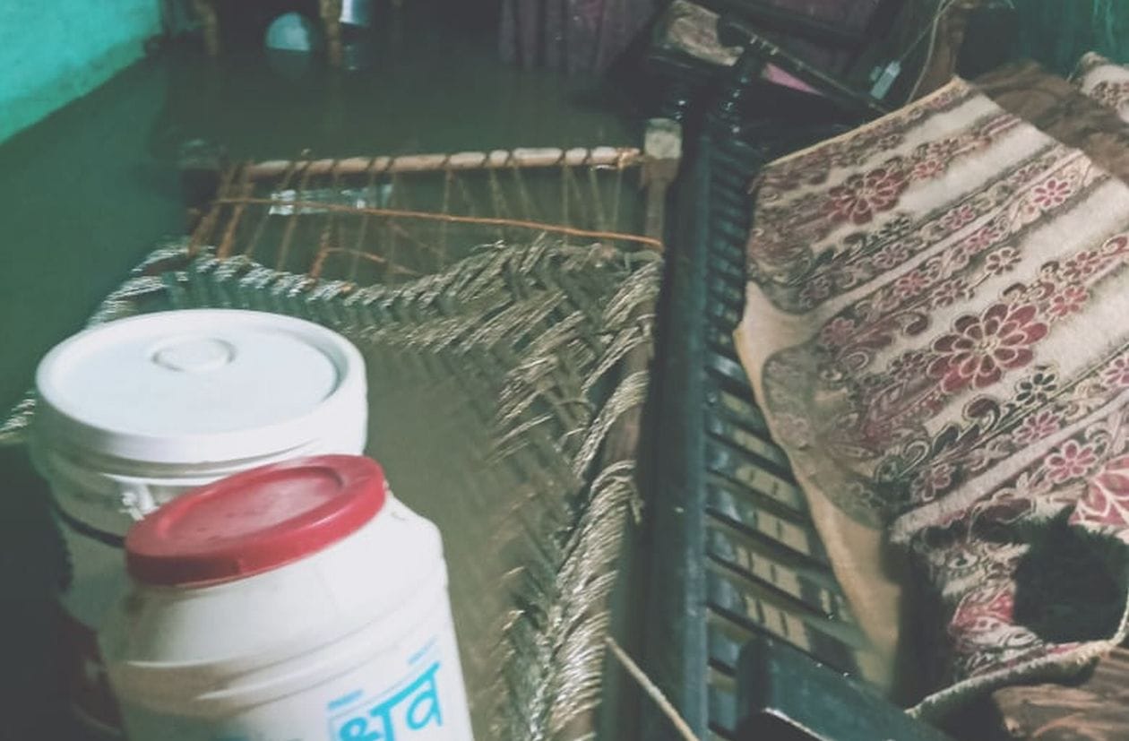 गांव अच्छेजा में नाले पर लगे बंद के कारण घर के अंदर घूसा नाले का पानी। संवाद गांव अच्छेजा में नाले पर लगे बंद के कारण घर के अंदर घूसा नाले का पानी। संवाद