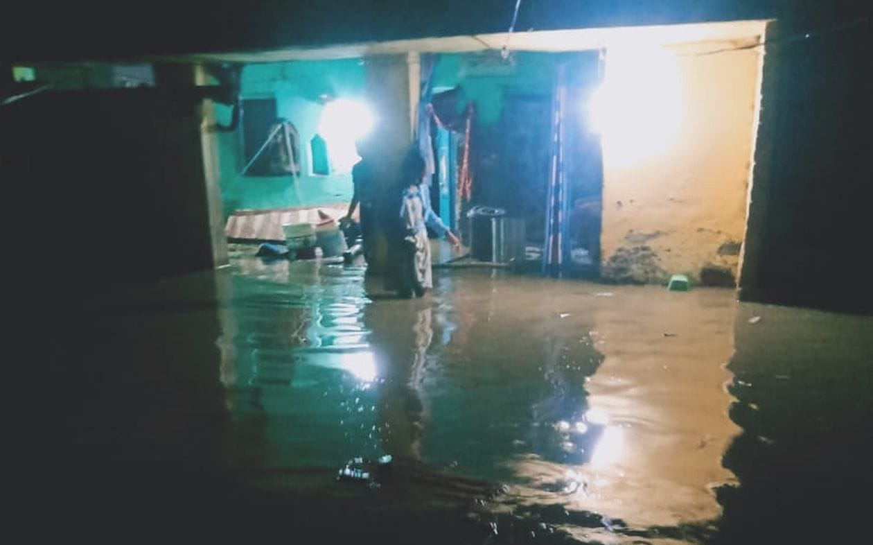 गांव अच्छेजा में नाले पर लगे बंद के कारण घर के अंदर घूसा नाले का पानी। संवाद गांव अच्छेजा में नाले पर लगे बंद के कारण घर के अंदर घूसा नाले का पानी। संवाद