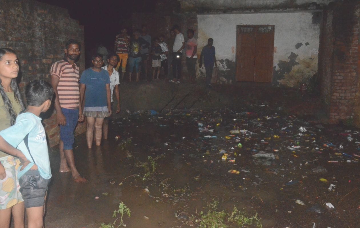 गांव अच्छेजा में नाले पर लगाया गया मिट्टी डालकर बंद। संवाद गांव अच्छेजा में नाले पर लगाया गया मिट्टी डालकर बंद। संवाद