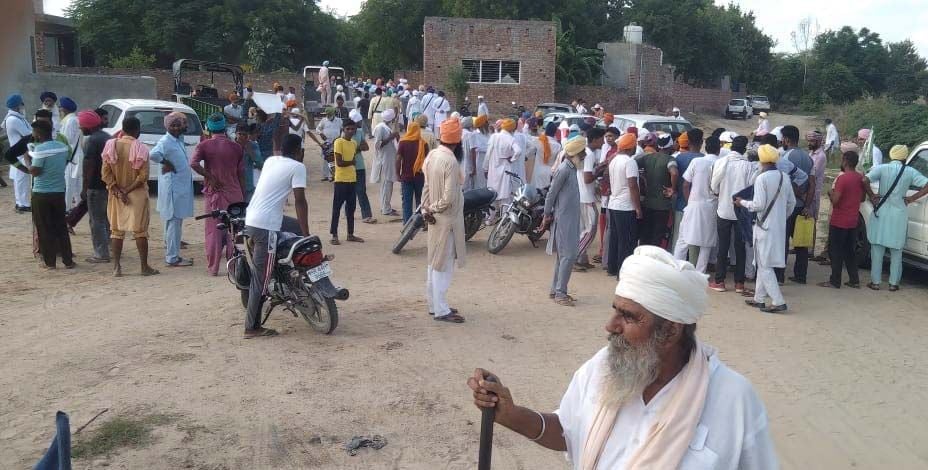 गांव देसू खुर्द के गुरुद्वारा के बाहर लोगों की भीड़। संवाद