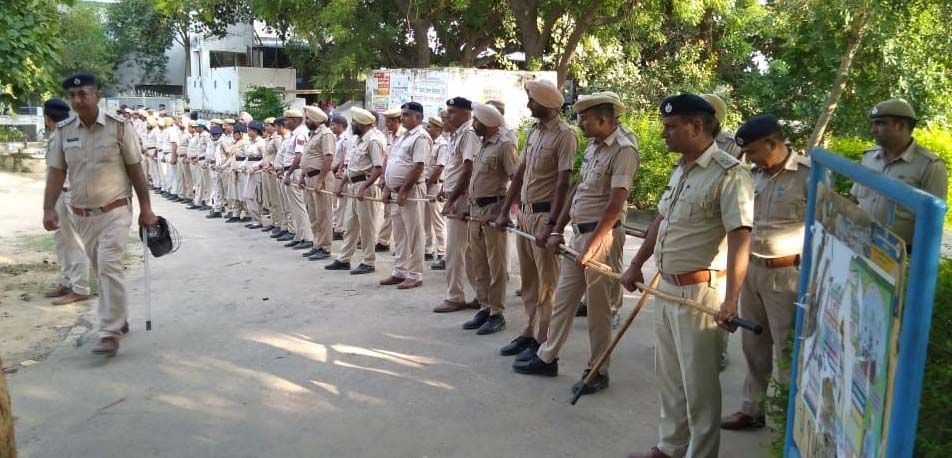 गांव देसू खुर्द के गुरुद्वारा के बाहर तैनात पुलिसकर्मी। संवाद