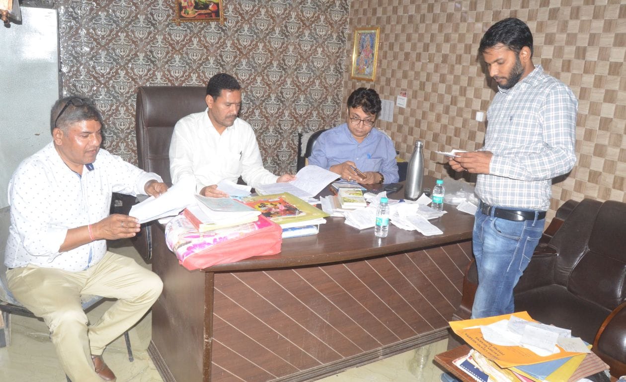 हापुड़ः मेरठ रोड स्थित गत्ता फैक्टरी में जांच करते जीएसटी विभाग के अधिकारी। संवाद हापुड़ः मेरठ रोड स्थित गत्ता फैक्टरी में जांच करते जीएसटी विभाग के अधिकारी। संवाद