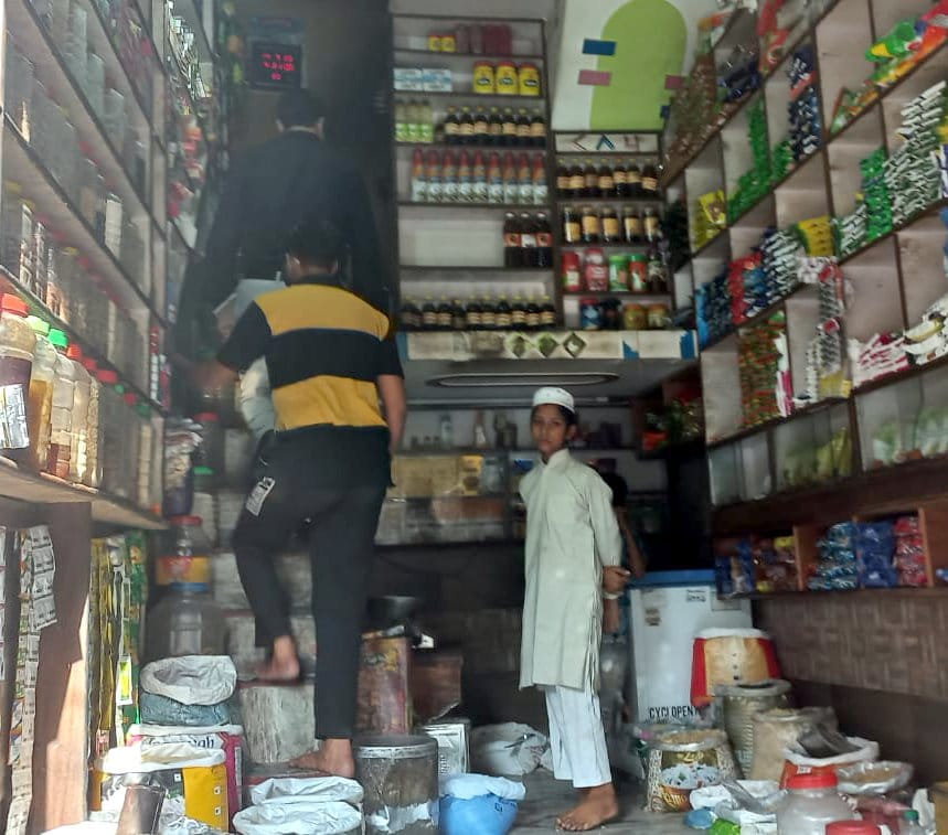 कैराना में परचून की दुकान पर तलाशी लेती एटीएस। कैराना में परचून की दुकान पर तलाशी लेती एटीएस।