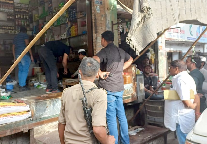 कैराना में परचून की दुकान पर तलाशी लेती एटीएस। कैराना में परचून की दुकान पर तलाशी लेती एटीएस।