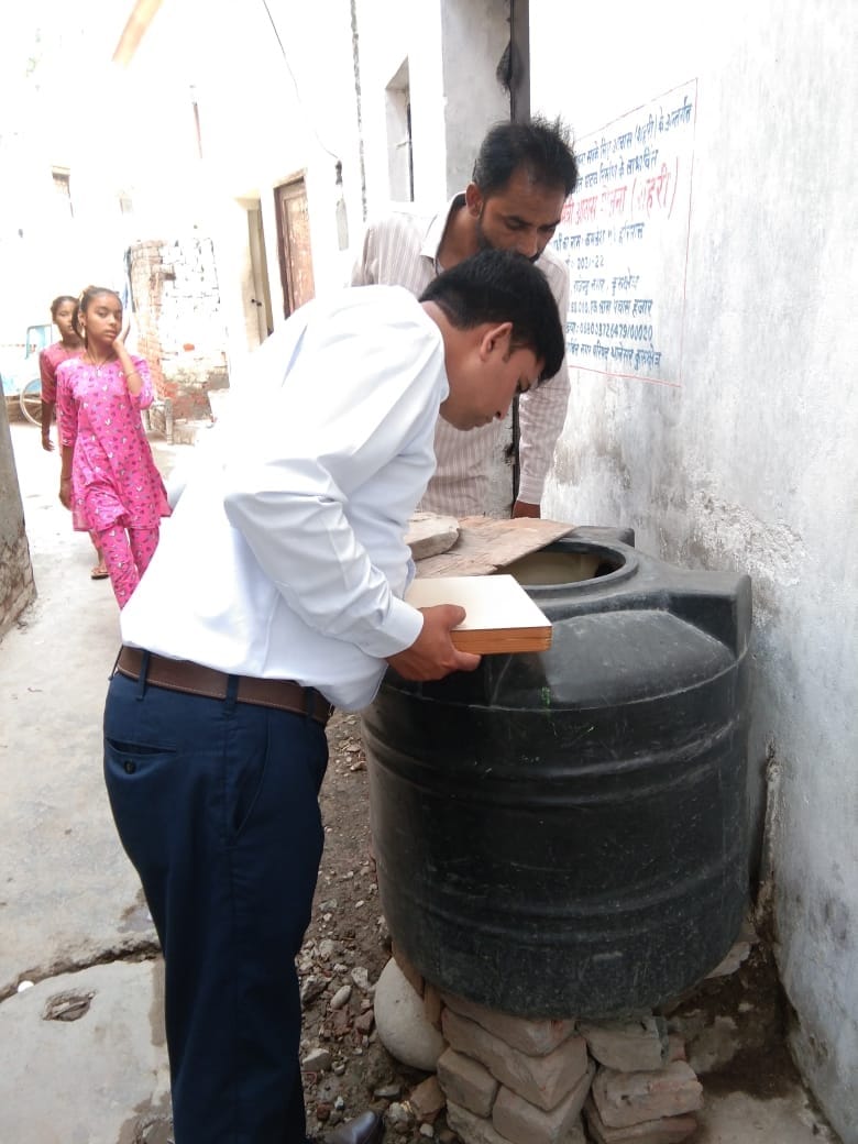 लारवा की जांच करते स्वास्थ्य विभाग के कर्मचारी। संवाद लारवा की जांच करते स्वास्थ्य विभाग के कर्मचारी। संवाद