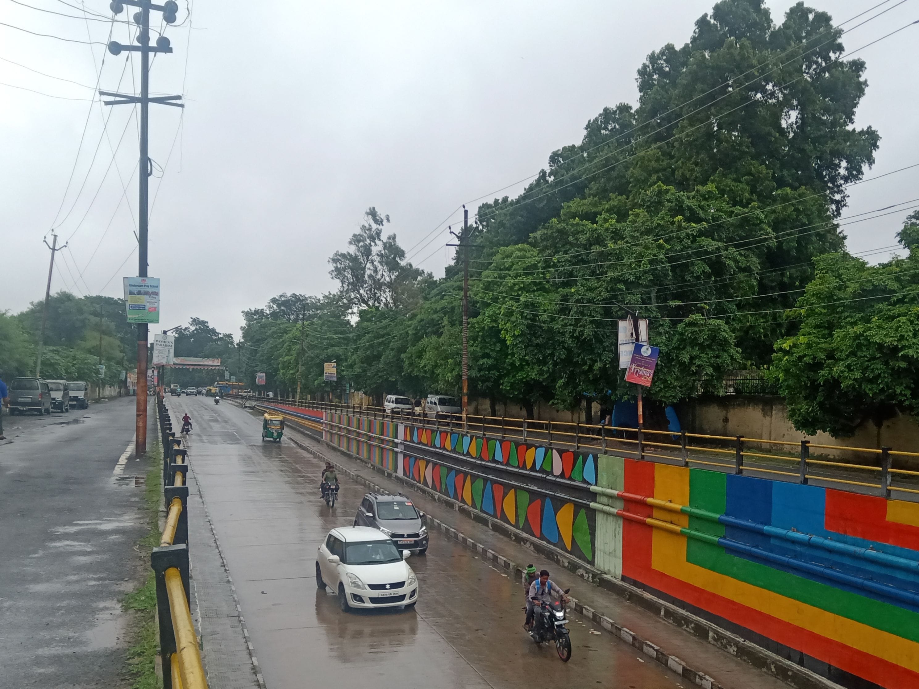 मैनपुरी अंडरपास से रिमझिम बारिश के दौरान निकलते वाहन। संवाद मैनपुरी अंडरपास से रिमझिम बारिश के दौरान निकलते वाहन। संवाद