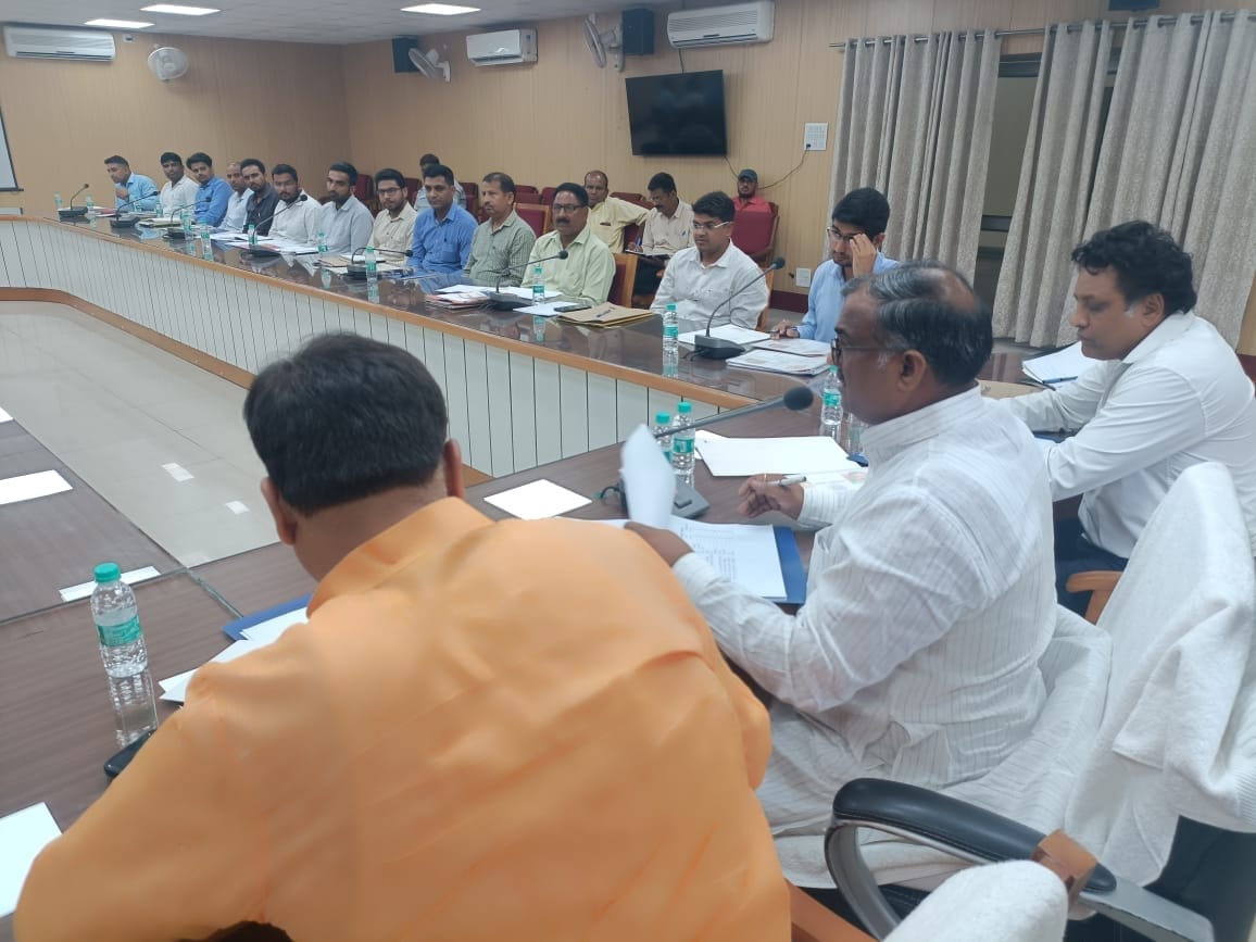 सर्किट हाउस सभागार में बैठक लेते राज्य मंत्री, खेल एवं युवा कल्याण उप्र गिरीश चन्द्र यादव सर्किट हाउस सभागार में बैठक लेते राज्य मंत्री, खेल एवं युवा कल्याण उप्र गिरीश चन्द्र यादव