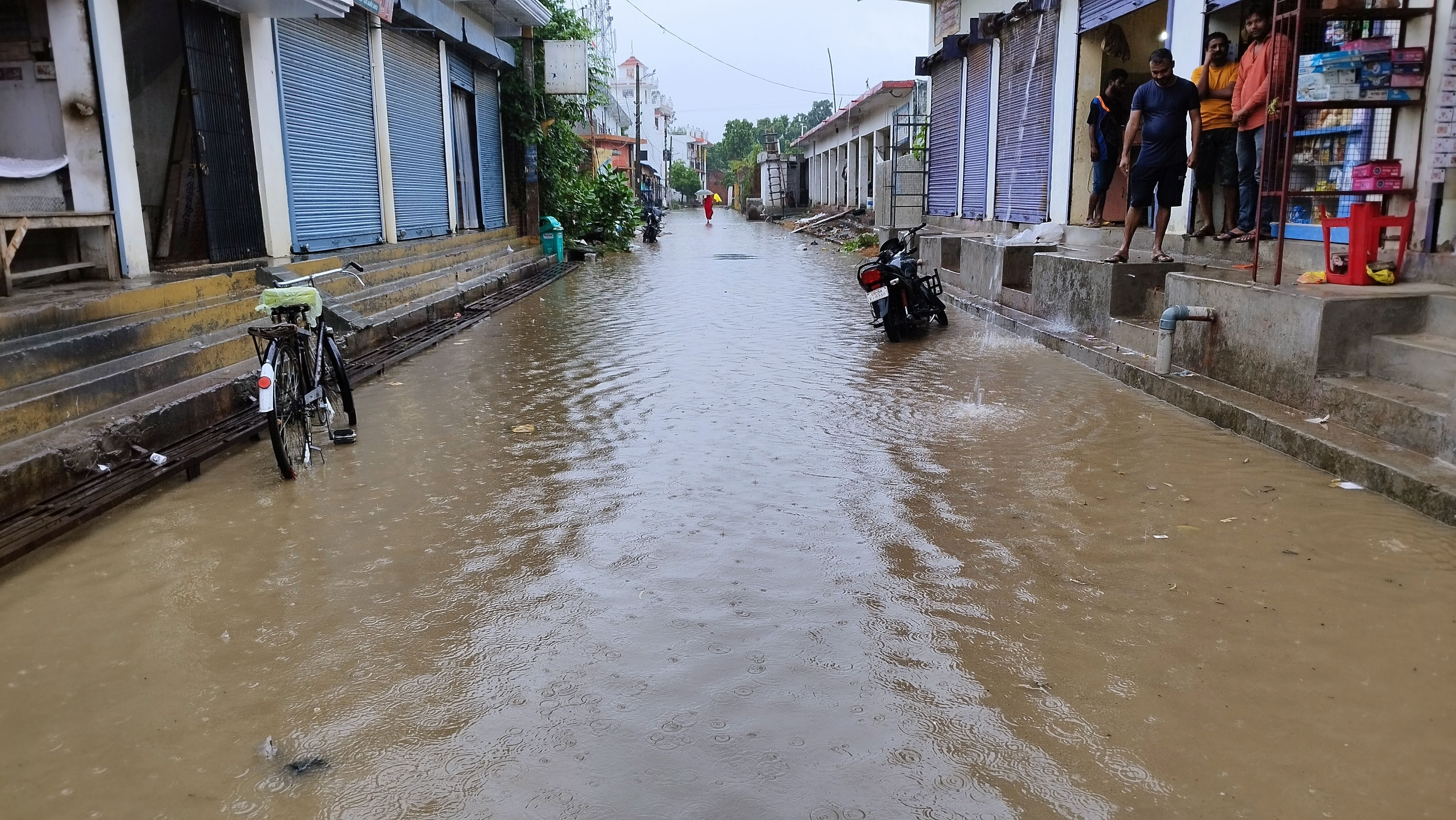 शहर के मड़या मोहल्ले में बारिश से स्ड़क पर भरा पानी।संवाद
