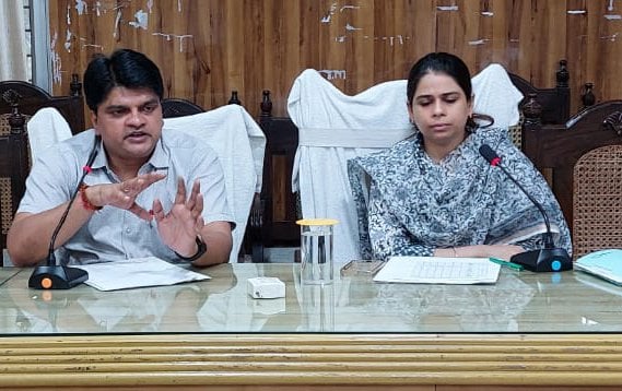 शामली कलक्ट्रेट सभागार में हाईवे के संबंध में बैठक लेते डीएम जसजीत कौर व एडीएम संतोष कुमार सिंह। शामली कलक्ट्रेट सभागार में हाईवे के संबंध में बैठक लेते डीएम जसजीत कौर व एडीएम संतोष कुमार सिंह।