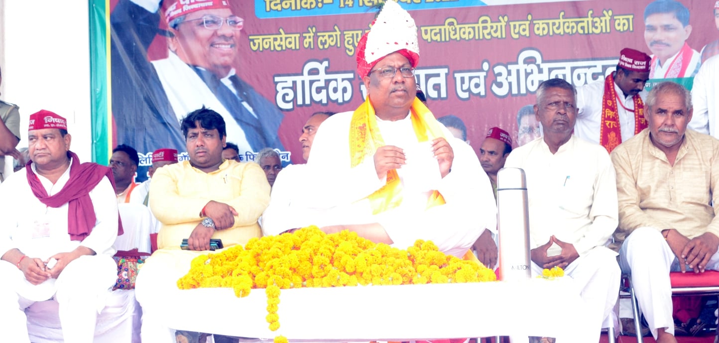 शामली में एमएसके रोड स्थित विवाह मंडप में निषाद पार्टी के कार्यक्रम में मंचासीन राष्ट्रीय अध्यक शामली में एमएसके रोड स्थित विवाह मंडप में निषाद पार्टी के कार्यक्रम में मंचासीन राष्ट्रीय अध्यक