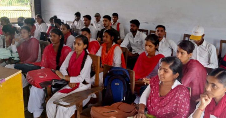 शामली में वीवी डिग्री कॉलेज में आयोजित हिंदी दिवस के कार्यक्रम में भाग लेती छात्राएं।