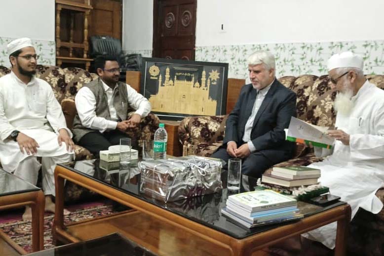 दारुल उलूम के मेहमानखाने में मोहतमिम से मुलाकात करते ईरान कल्चरल काउंसर डा. मोहम्मद अली रब्बानी