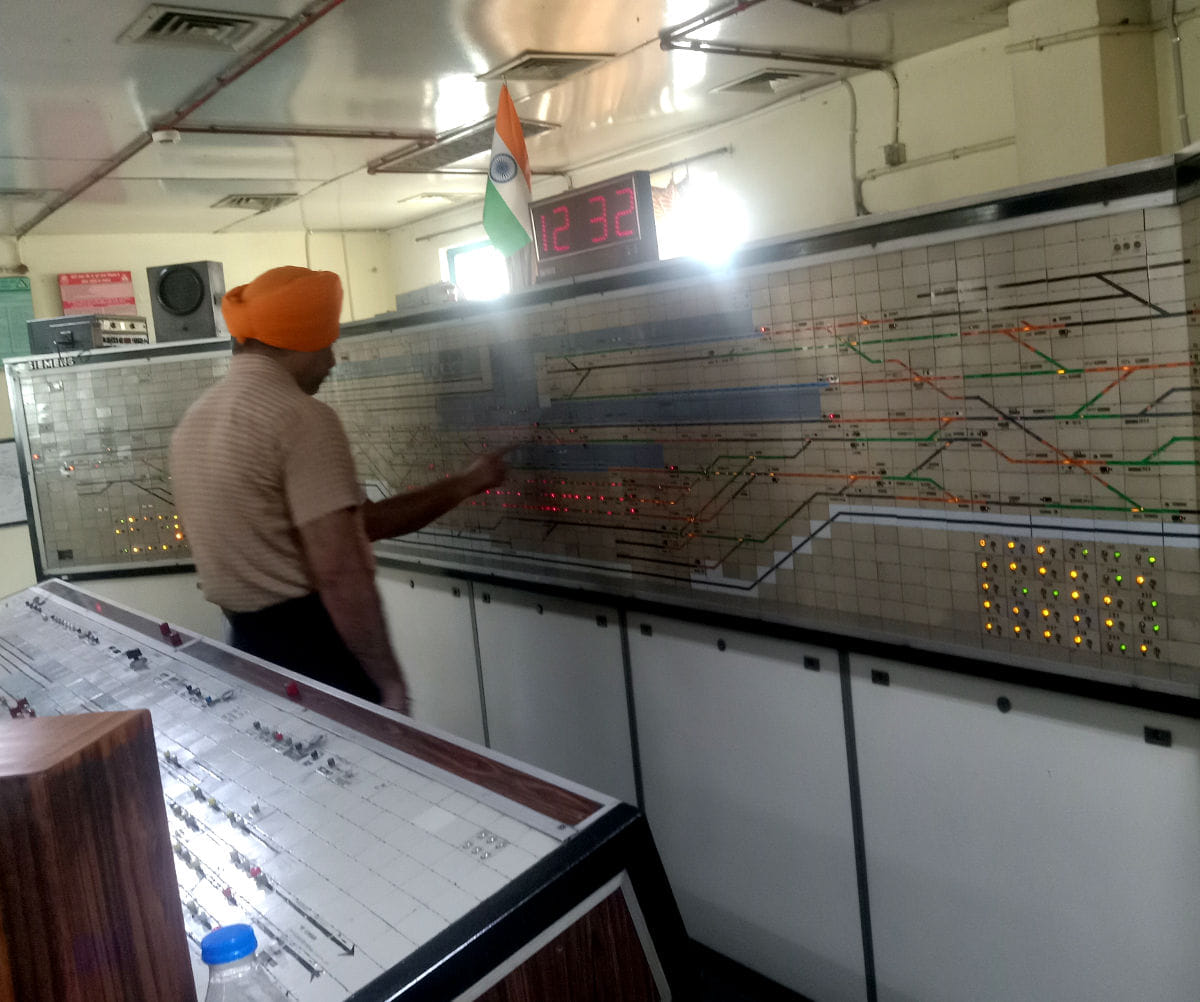 ुवर केबिन में यूनिट को देखते एडीआरएम जीएस नारंग। ुवर केबिन में यूनिट को देखते एडीआरएम जीएस नारंग।