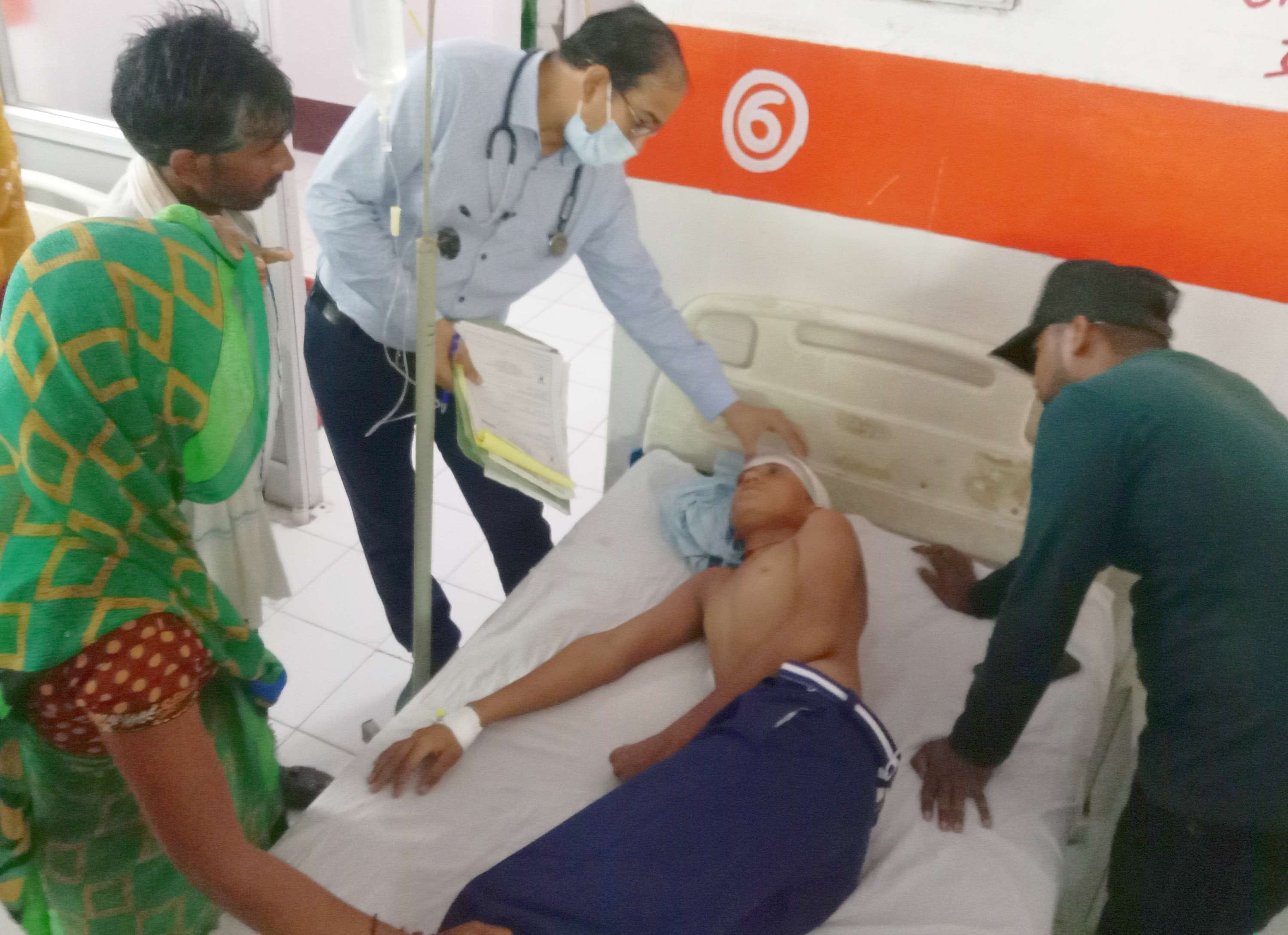 ायल छात्र कन्हैया से जानकारी लेते डॉ. जीसी वर्मा।