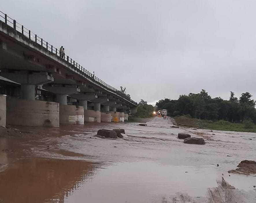 भागूवाला क्षेत्र में कोटावाली नदी रपटे पर बढ़ा जलस्तर। भागूवाला क्षेत्र में कोटावाली नदी रपटे पर बढ़ा जलस्तर।