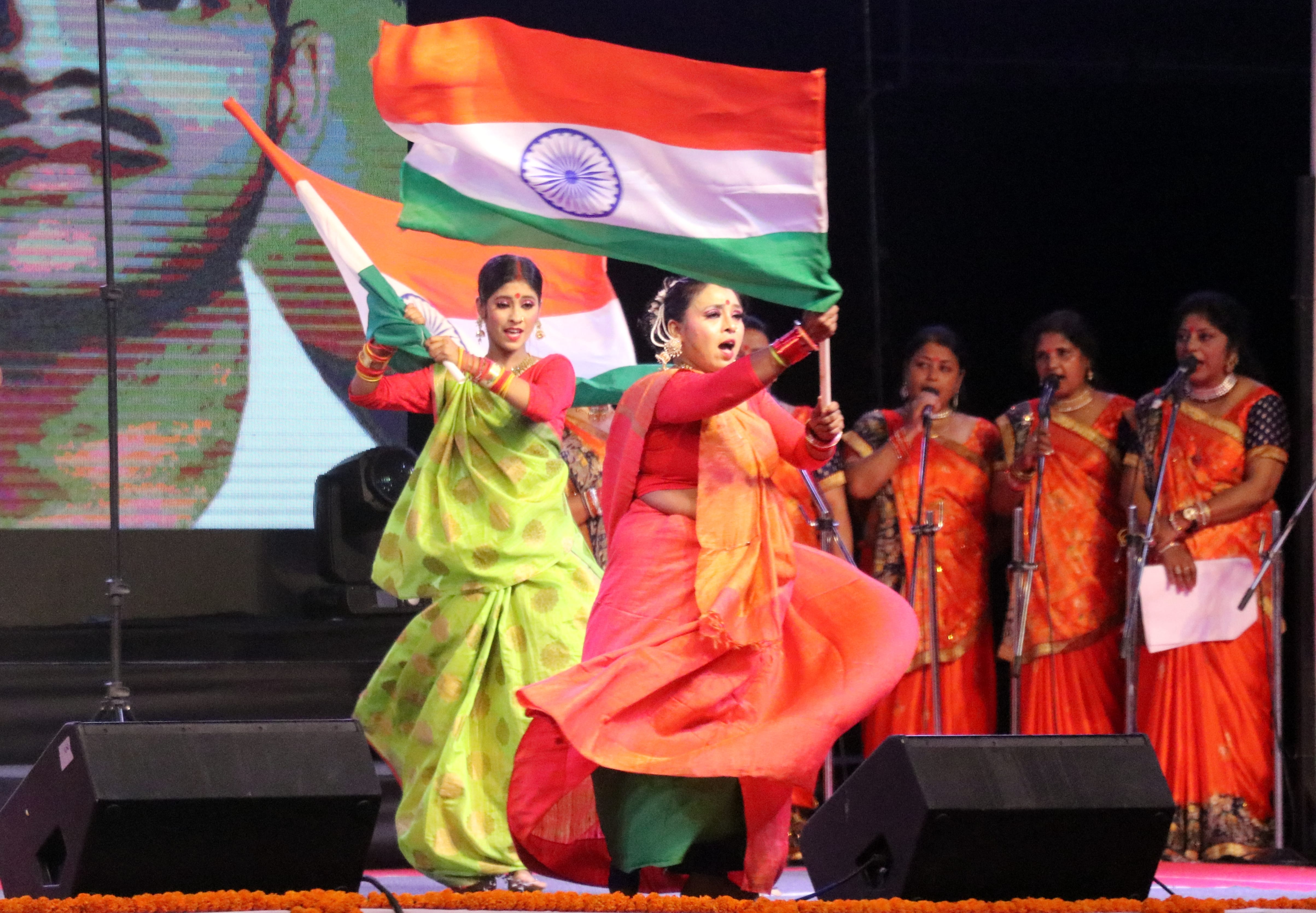 बिजनौर में नेहरू स्टेडियम में आयोजित कार्यक्रम मुक्तिगाथ में सांस्कृतिक प्रस्तुति देती लोकगाय बिजनौर में नेहरू स्टेडियम में आयोजित कार्यक्रम मुक्तिगाथ में सांस्कृतिक प्रस्तुति देती लोकगाय