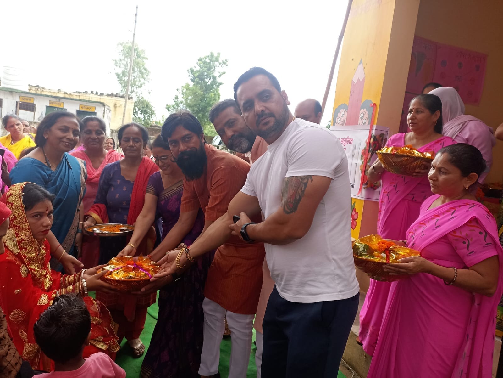 गोद भराई की रस्म संपन्न कराते ब्लाक प्रमुख प्रतिनिधि योगेश पुंडीर गोद भराई की रस्म संपन्न कराते ब्लाक प्रमुख प्रतिनिधि योगेश पुंडीर