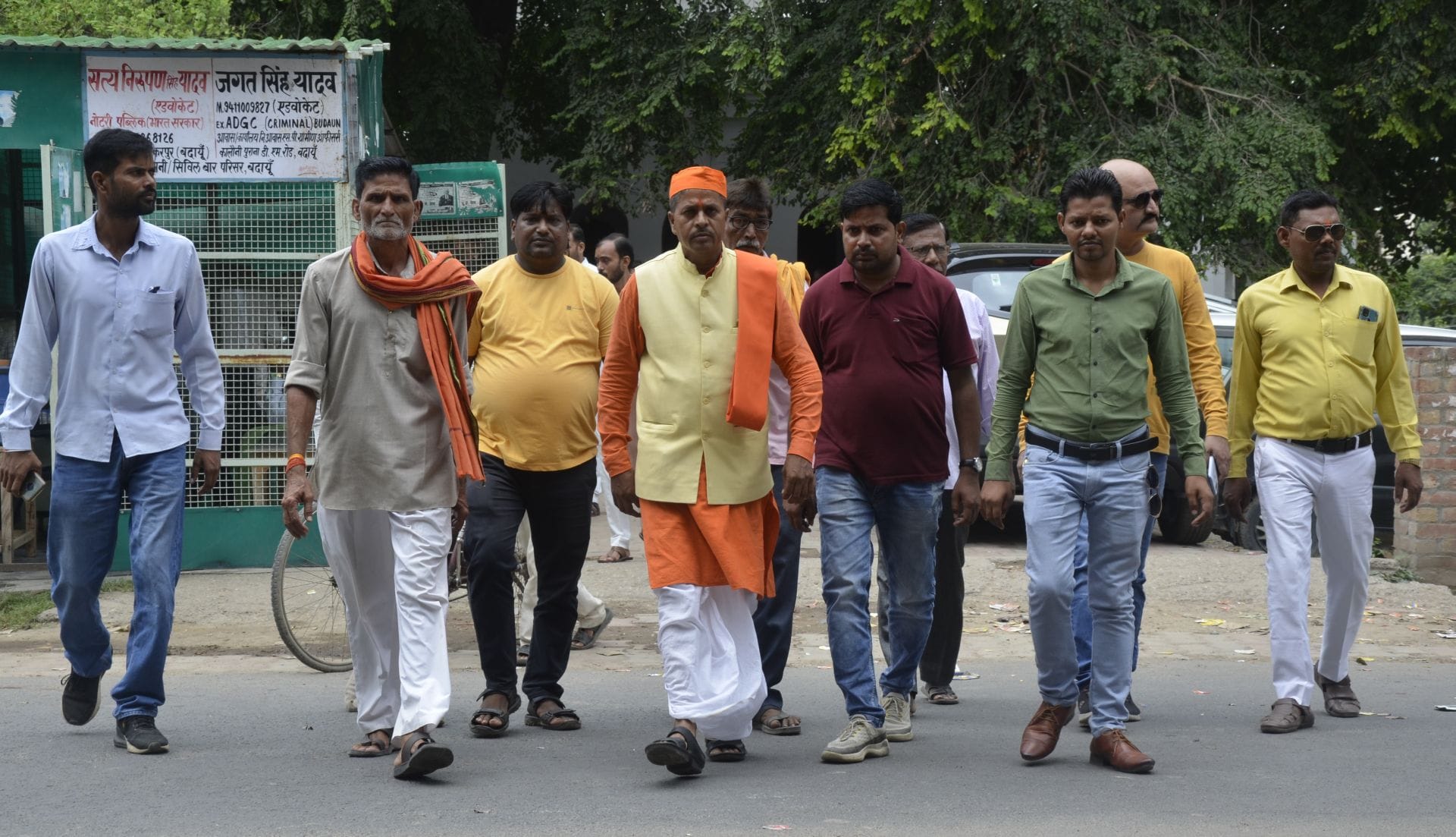 न्यायालय जाते हिंदू महासभा के प्रदेश संयोजक मुकेश पटेल और उनके समर्थक। संवाद न्यायालय जाते हिंदू महासभा के प्रदेश संयोजक मुकेश पटेल और उनके समर्थक। संवाद