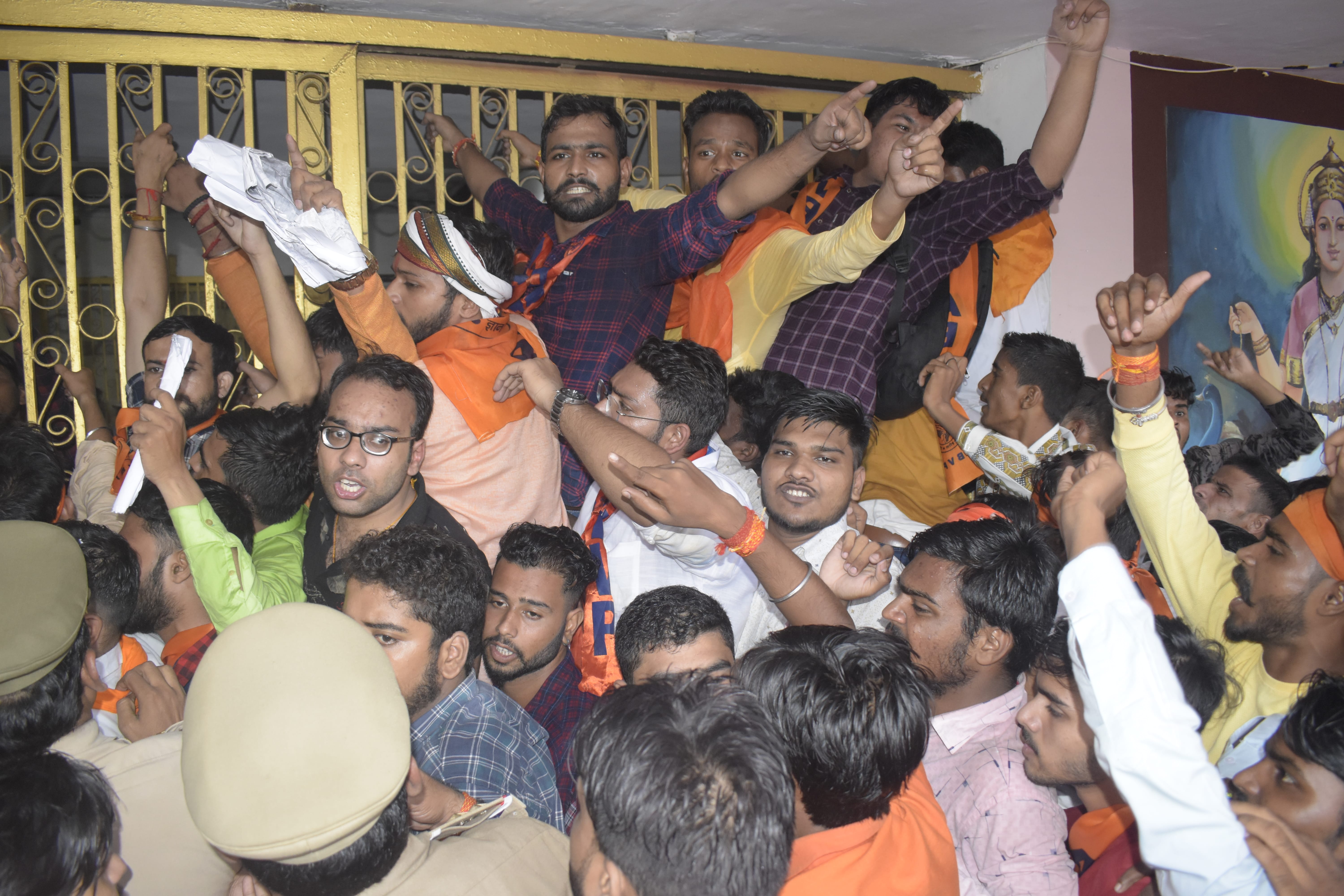 रोहिलखंड विश्वविद्यालय में अखिल भारतीय विद्यार्थी परिषद के छात्र छात्रायों से बात ना करने पर छा रोहिलखंड विश्वविद्यालय में अखिल भारतीय विद्यार्थी परिषद के छात्र छात्रायों से बात ना करने पर छा