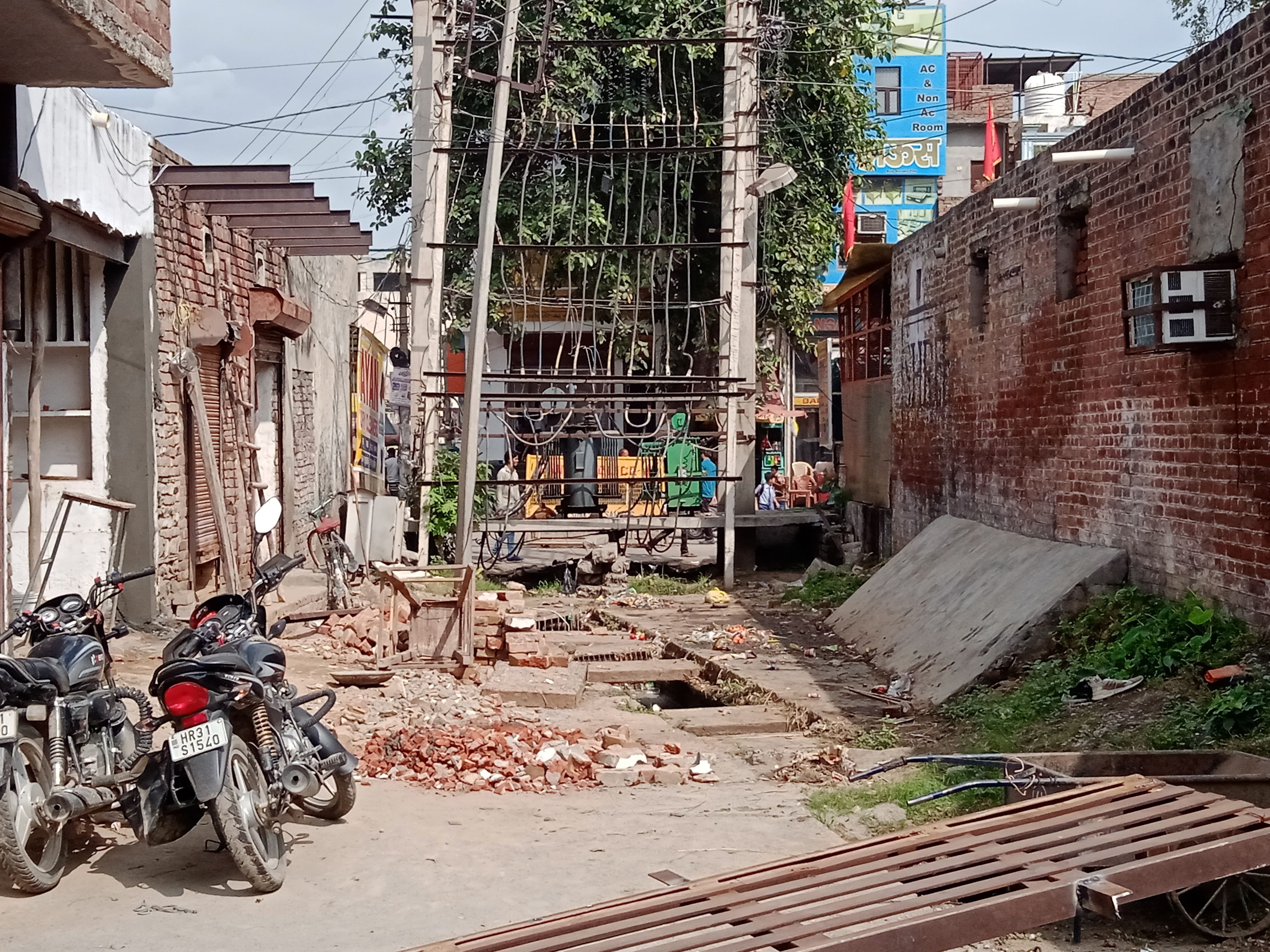 सफीदों गेट पर एक गली को ब्लॉक किए खड़ा ट्रांसफार्मर। संवाद। सफीदों गेट पर एक गली को ब्लॉक किए खड़ा ट्रांसफार्मर। संवाद।
