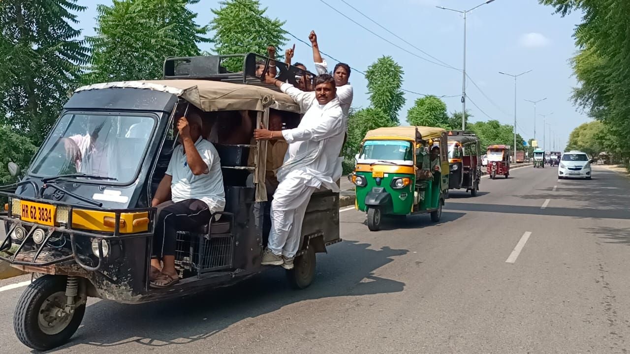 शहर में ऑटो पर बैठकर प्रदर्शन करते ऑटो चालक।